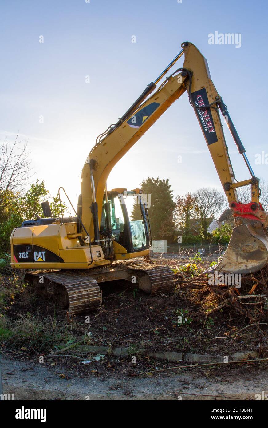 Inclinazione di macchinari pesanti in un cantiere Foto Stock