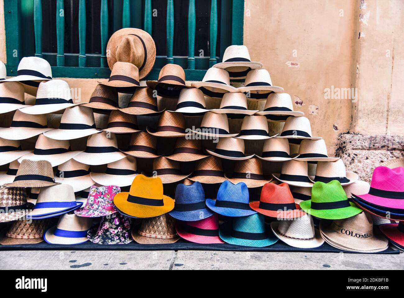Cappelli per la vendita al mercato Foto stock - Alamy
