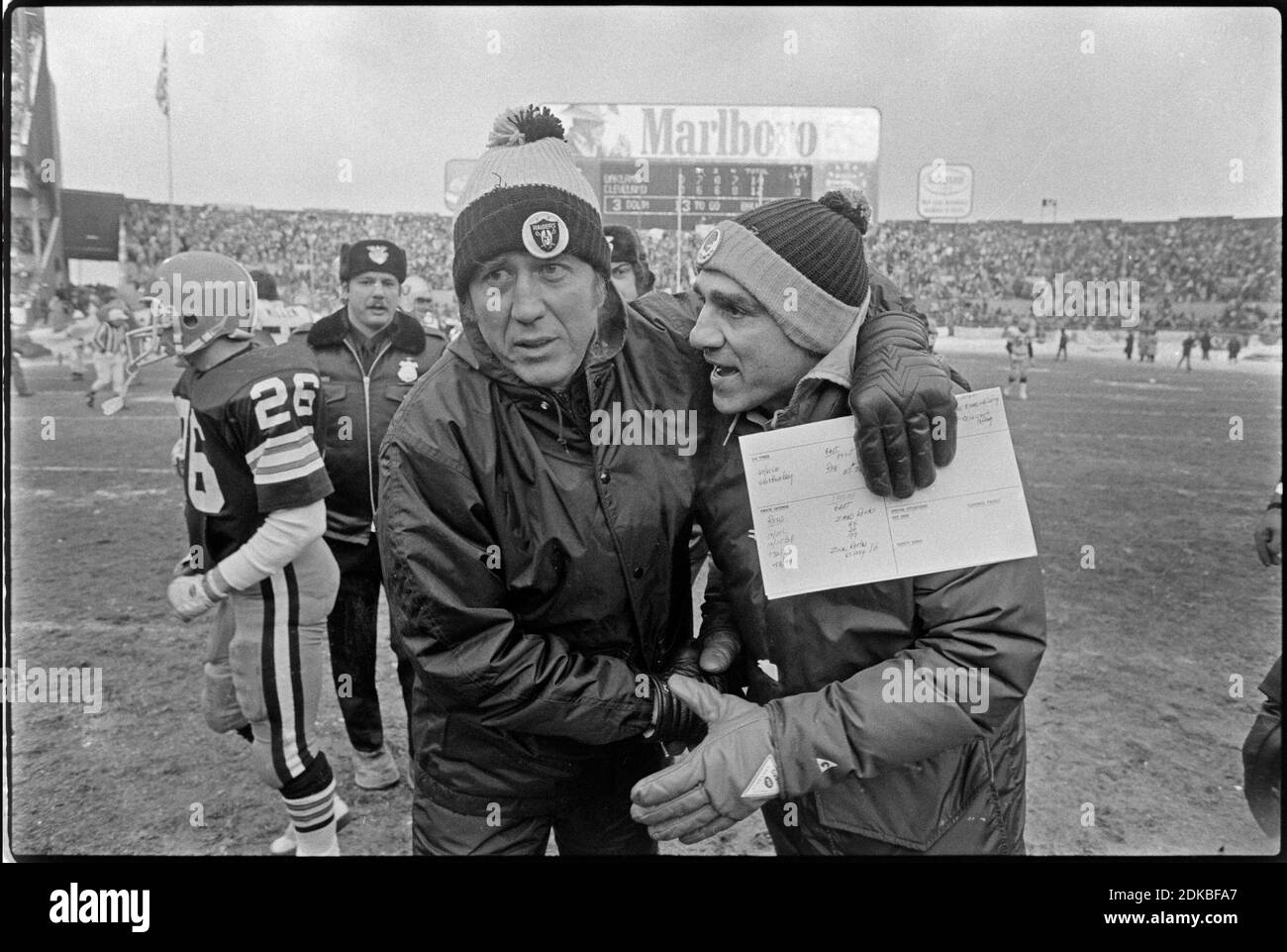 Sam Rutigliano, allenatore di Cleveland Browns, si congratula con Tom Flores, allenatore dei Raiders, dopo il gioco di playoff tra i Cleveland Browns e gli Oakland Raiders al Cleveland Stadium il 4 gennaio 1981. I Raiders hanno vinto 14-12. Ernie Mastroianni foto Foto Stock