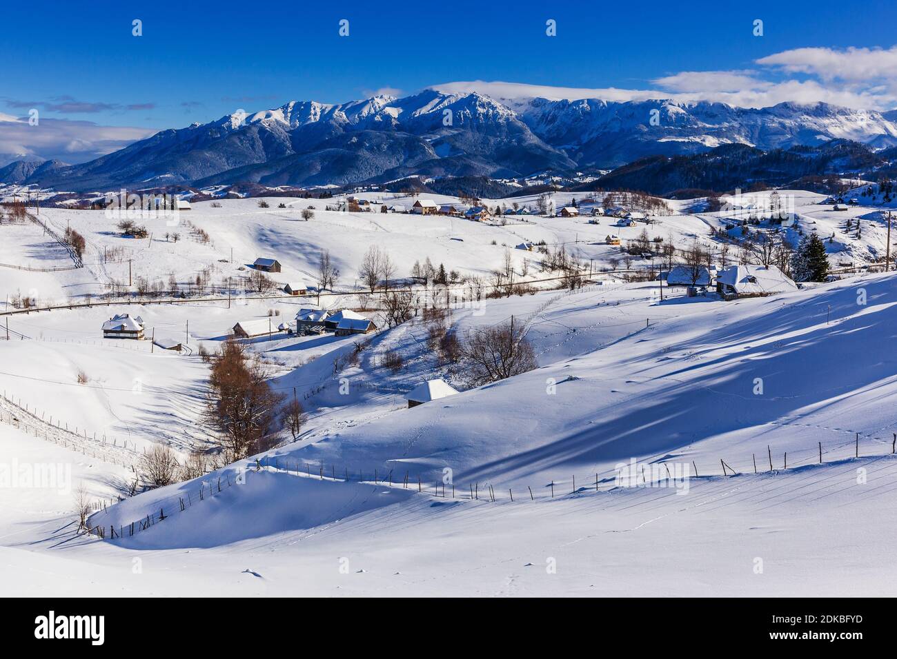 Inverno a Pestera Village. Paesaggio rurale nei Carpazi, Romania. Foto Stock