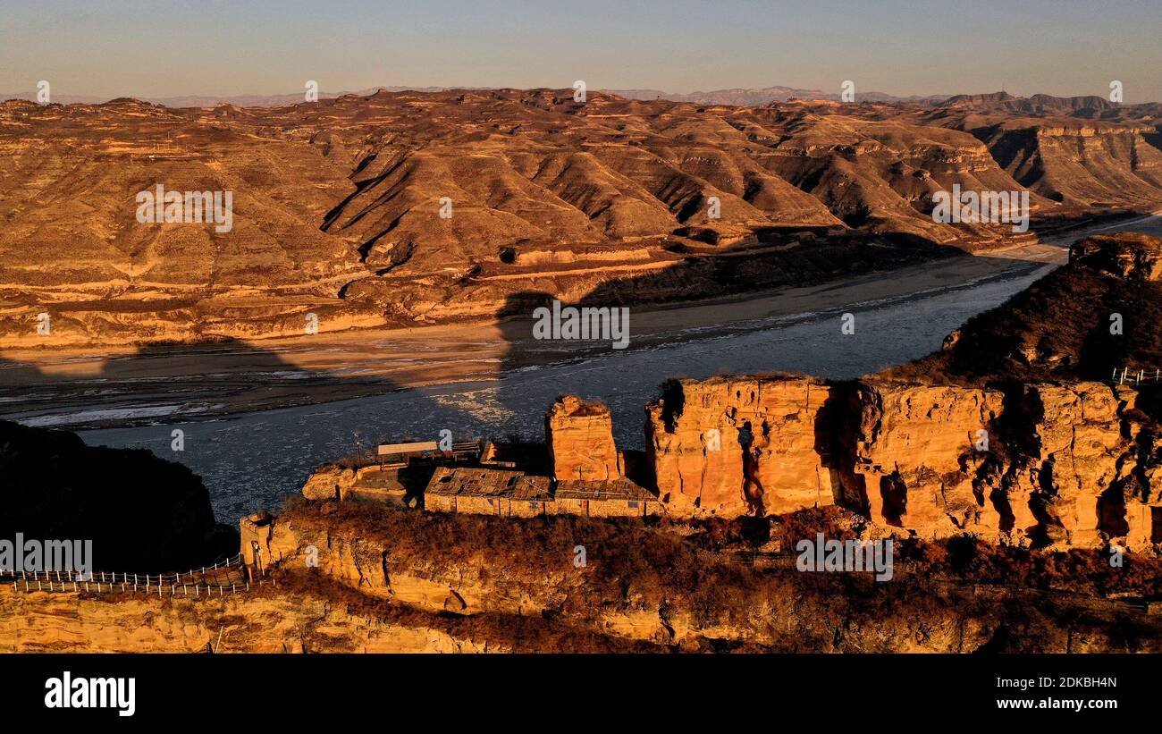 Yan'an. 15 Dic 2020. Foto aerea del 15 dicembre 2020 mostra una vista dell'antica roccaforte di Huifengzhai sulla cima di una collinetta nel Yanchuan Yellow River Shequ National Geological Park nella contea di Yanchuan, nella provincia di Shaanxi, nella Cina nord-occidentale. La roccaforte costruita nel XVI secolo è una delle antiche strutture difensive che si trovano nella parte settentrionale dello Shaanxi, oggi un'attrazione turistica. Credit: Tao Ming/Xinhua/Alamy Live News Foto Stock