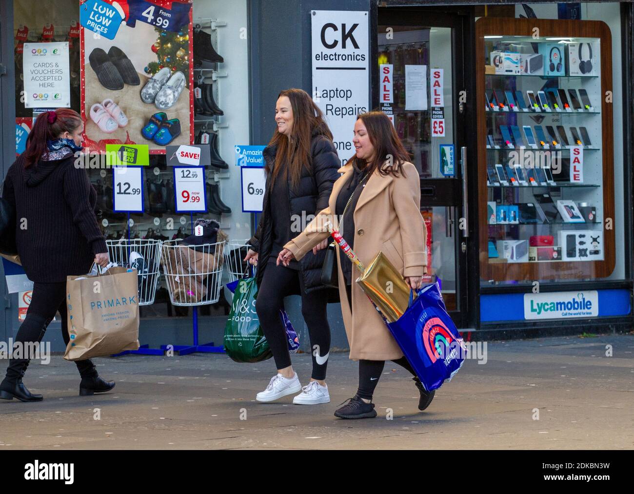 Dundee, Tayside, Scozia, Regno Unito. 15 Dic 2020. Regno Unito Meteo: Una mattinata fredda e soleggiata attraverso la Scozia nord-orientale con temperature massime di 6°C. I residenti locali si deduranno a fare shopping natalizio nel quasi desertato centro della città di Dundee. Sono inoltre ben consapevoli delle linee guida di allontanamento sociale e dell'uso di maschere facciali durante il Teir 3 Covid-19 Lockdown nella regione di Tayside. Credit: Dundee Photographics/Alamy Live News Foto Stock