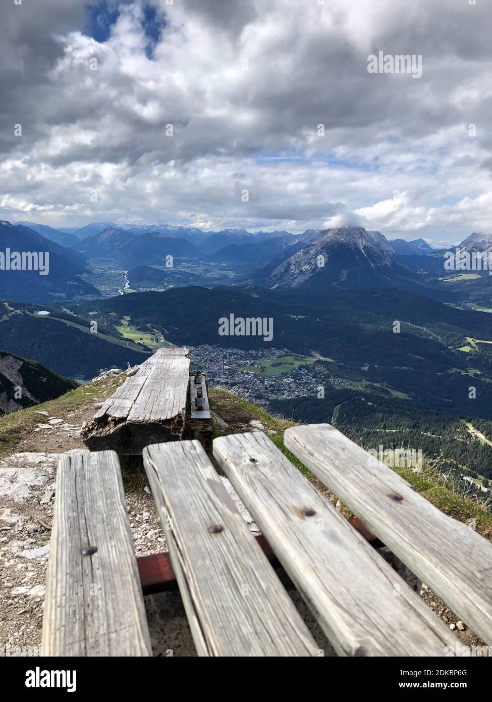 Panca sommitale Seefelder Spitze, Seefelder Höhenweg, Gaistal, Hohe Munde, Mieminger Plateau, Inntal, Seefeld, Tirolo Foto Stock