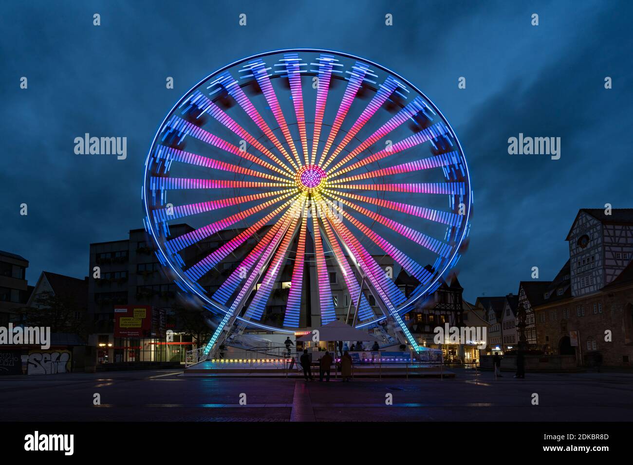 Ruota panoramica, illuminata con colori, serata, giostra, Reutlingen, Baden-Wuerttemberg, Germania, Europa Foto Stock