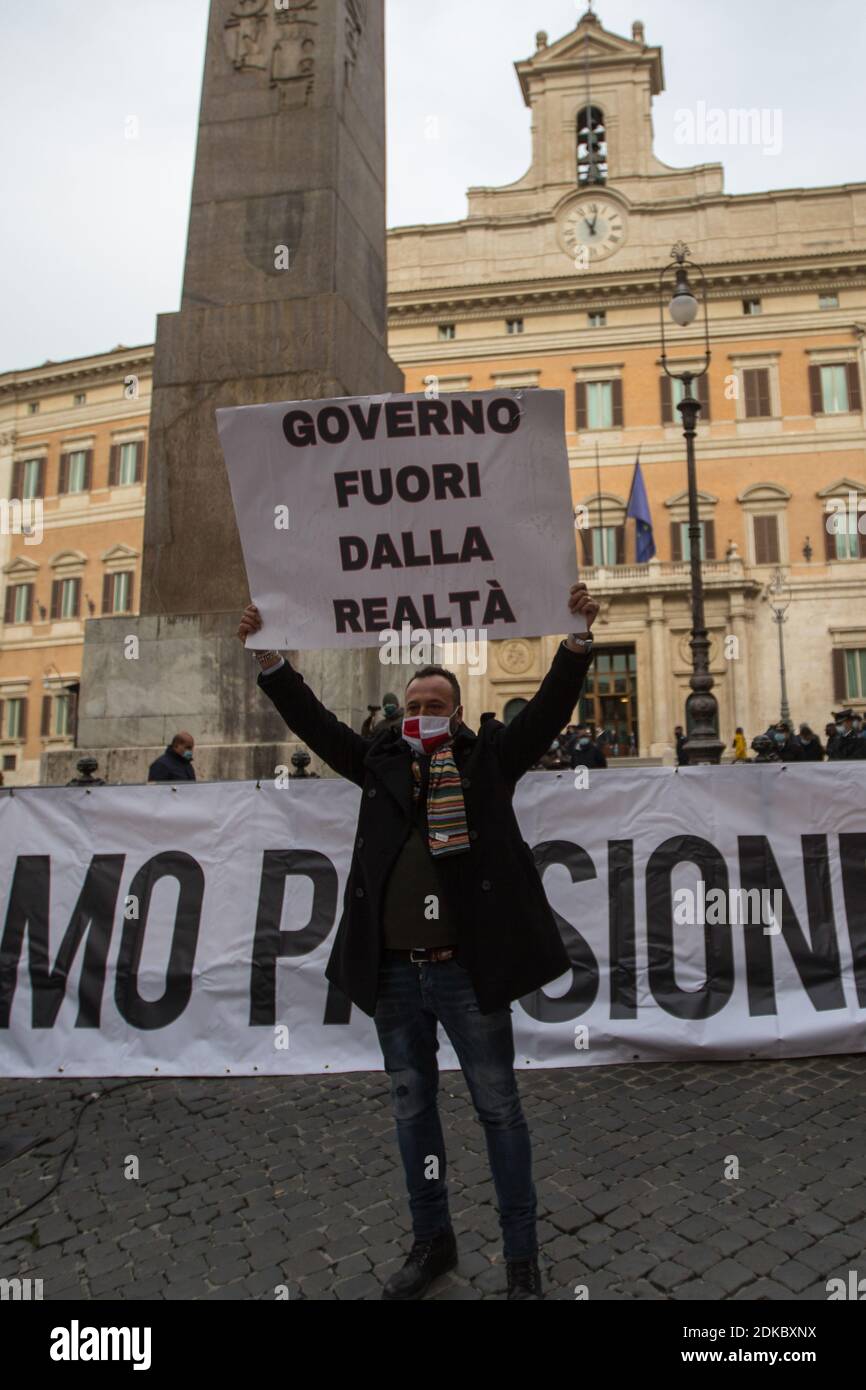 Roma, Italia. 15 Dic 2020. Proprietari di ristoranti, chef e camerieri protestano durante una manifestazione fuori dal parlamento italiano. La protesta è contro il coprifuoco imposto in Italia per contenere la pandemia del Covid-19 e per chiedere un sostegno economico da parte del governo. Credit: LSF Photo/Alamy Live News Foto Stock