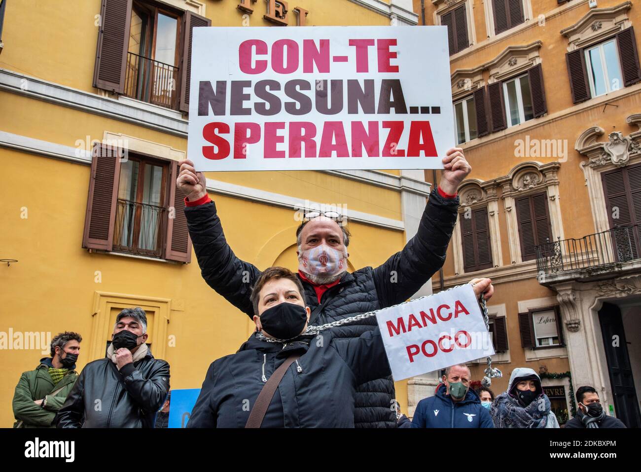 Roma, Italia. 15 Dic 2020. Proprietari di ristoranti, chef e camerieri protestano durante una manifestazione fuori dal parlamento italiano. La protesta è contro il coprifuoco imposto in Italia per contenere la pandemia del Covid-19 e per chiedere un sostegno economico da parte del governo. Credit: LSF Photo/Alamy Live News Foto Stock