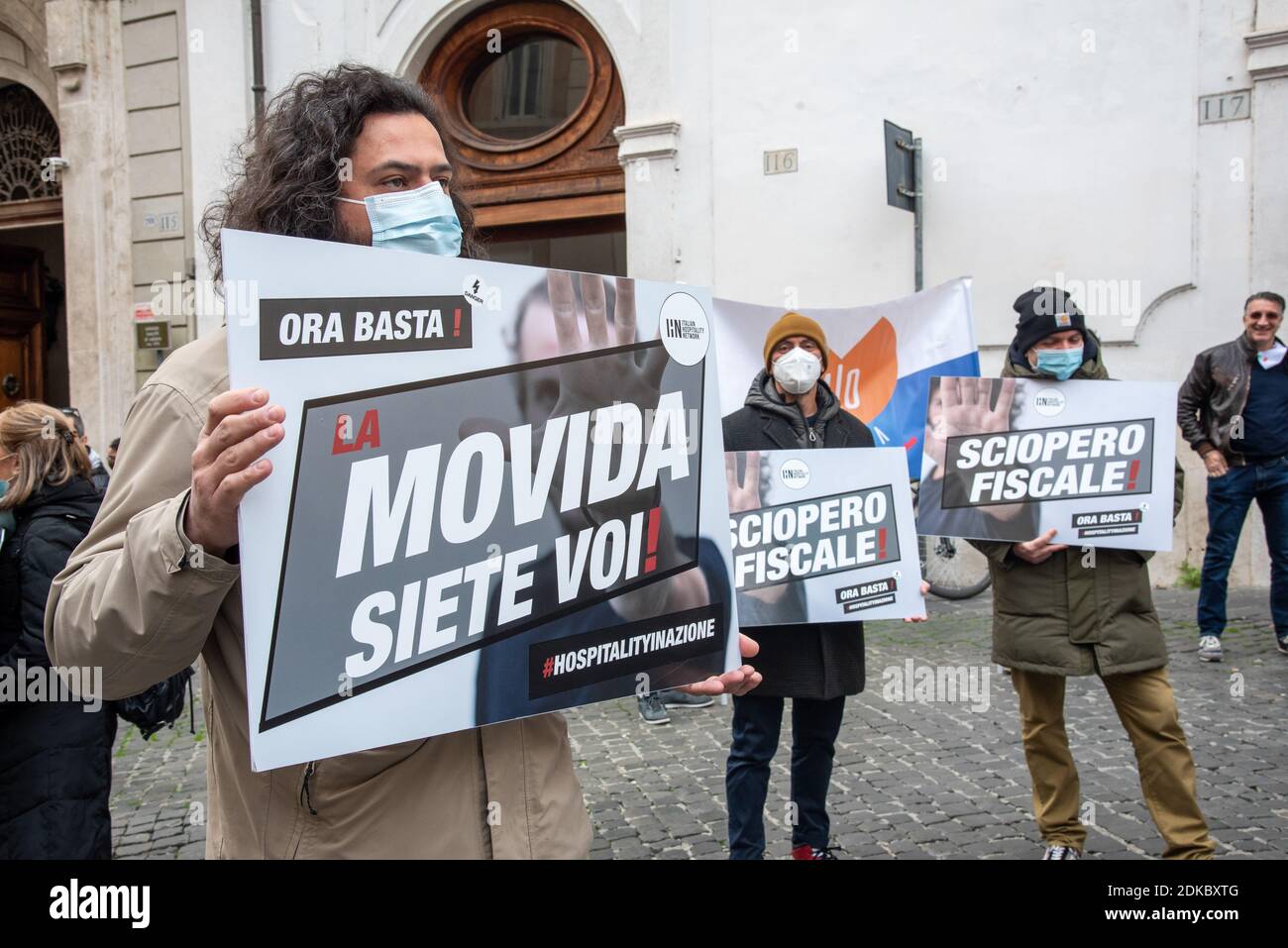 Roma, Italia. 15 Dic 2020. Proprietari di ristoranti, chef e camerieri protestano durante una manifestazione fuori dal parlamento italiano. La protesta è contro il coprifuoco imposto in Italia per contenere la pandemia del Covid-19 e per chiedere un sostegno economico da parte del governo. Credit: LSF Photo/Alamy Live News Foto Stock