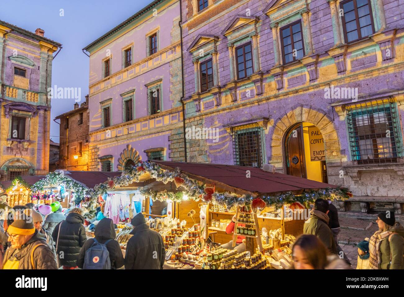 Montepulciano, Toscana, Italia, 2019 dicembre: Mercatino di Natale a Montepulciano, Piazza Grande, la piazza principale di Montepulciano nel periodo natalizio Foto Stock