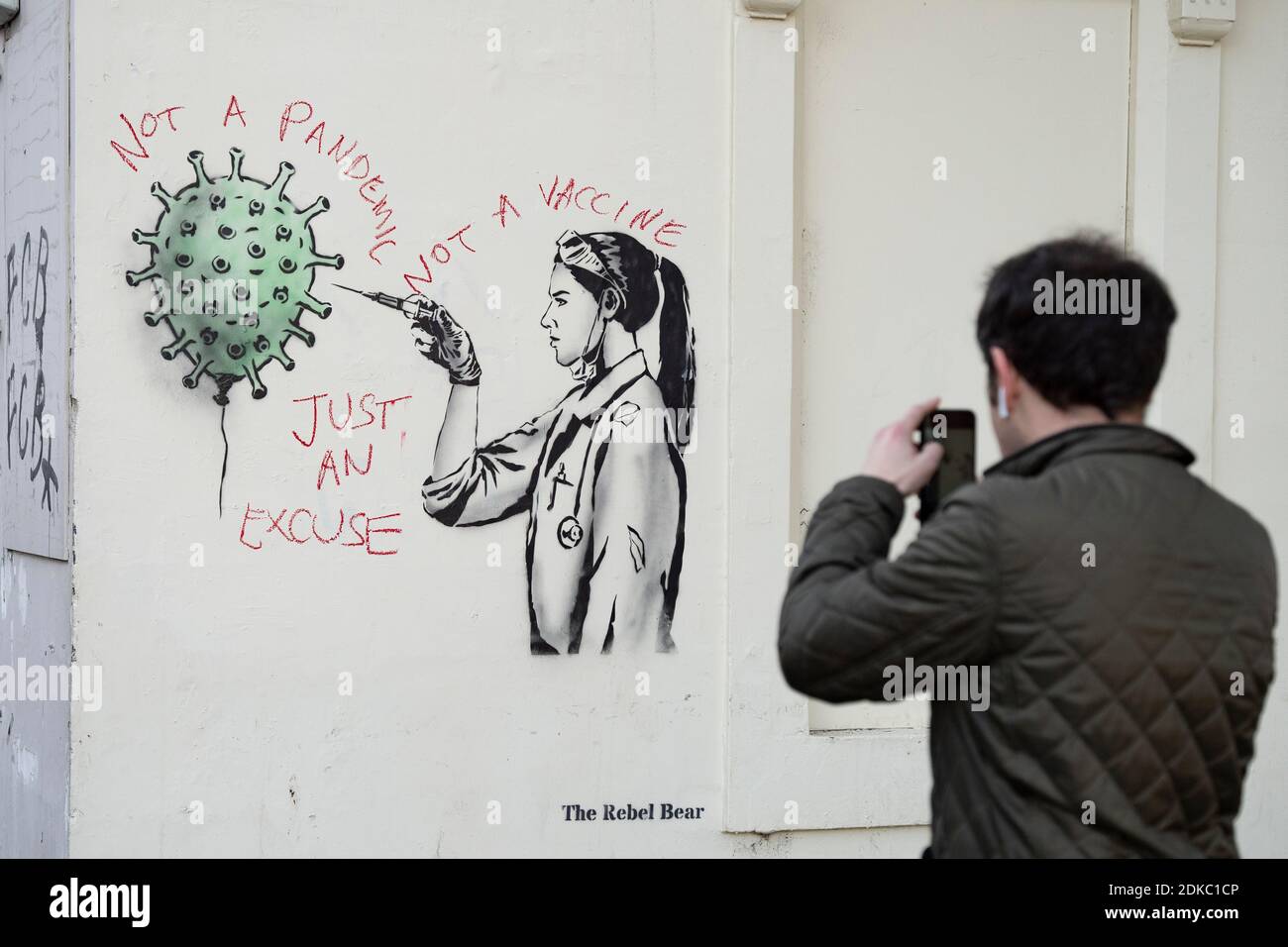 Edimburgo, Scozia, Regno Unito. 15 dicembre 2020. Street art della vaccinazione di Covid-19 da parte dell'artista di strada l'Orso Rebel di Edimburgo è vandalizzato dal protestore anti-vaccinazione. Iain Masterton/Alamy Live News Foto Stock