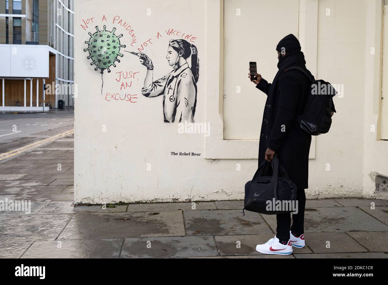 Edimburgo, Scozia, Regno Unito. 15 dicembre 2020. Street art della vaccinazione di Covid-19 da parte dell'artista di strada l'Orso Rebel di Edimburgo è vandalizzato dal protestore anti-vaccinazione. Iain Masterton/Alamy Live News Foto Stock