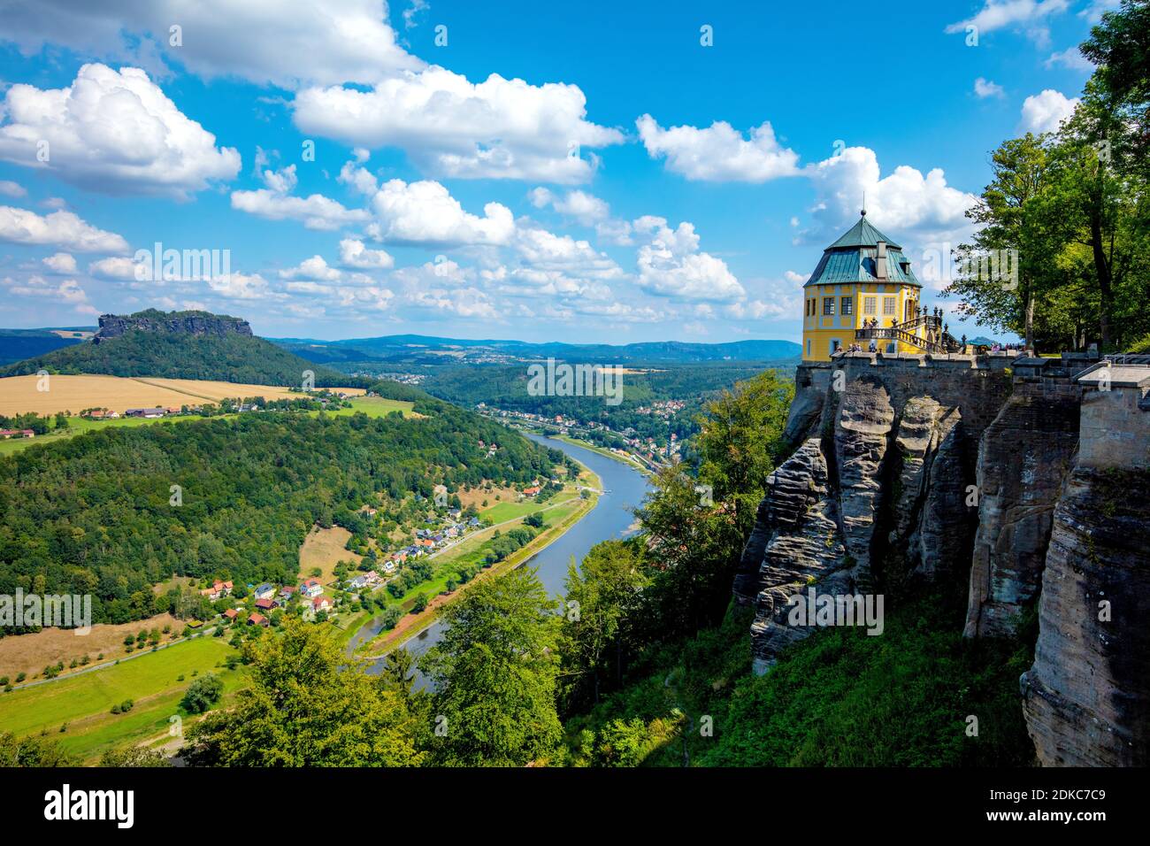 Germania, Sassonia, Svizzera sassone, montagne di pietra arenaria dell'Elba, vista dalla fortezza Koenigstein nella valle dell'Elba e al monte Lilienstein, Foto Stock