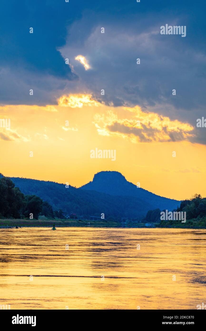 Germania, Sassonia, parco nazionale della Svizzera sassone, montagne di pietra arenaria dell'Elba, vista di Elbabwaters alla montagna da tavola Lilienstein, bassa acqua sulla rotta di navigazione, Foto Stock