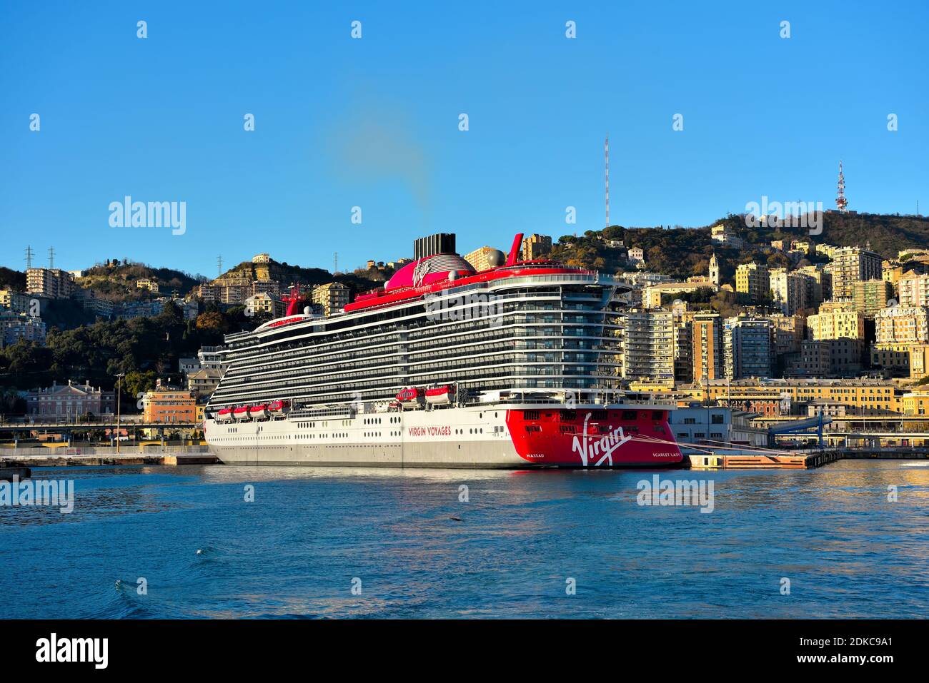 Scarlet Lady è una nave da crociera della società americana Virgin Voyages. E' la prima nave e ammiraglia della compagnia ormeggiata nel porto di Genova Italia Foto Stock