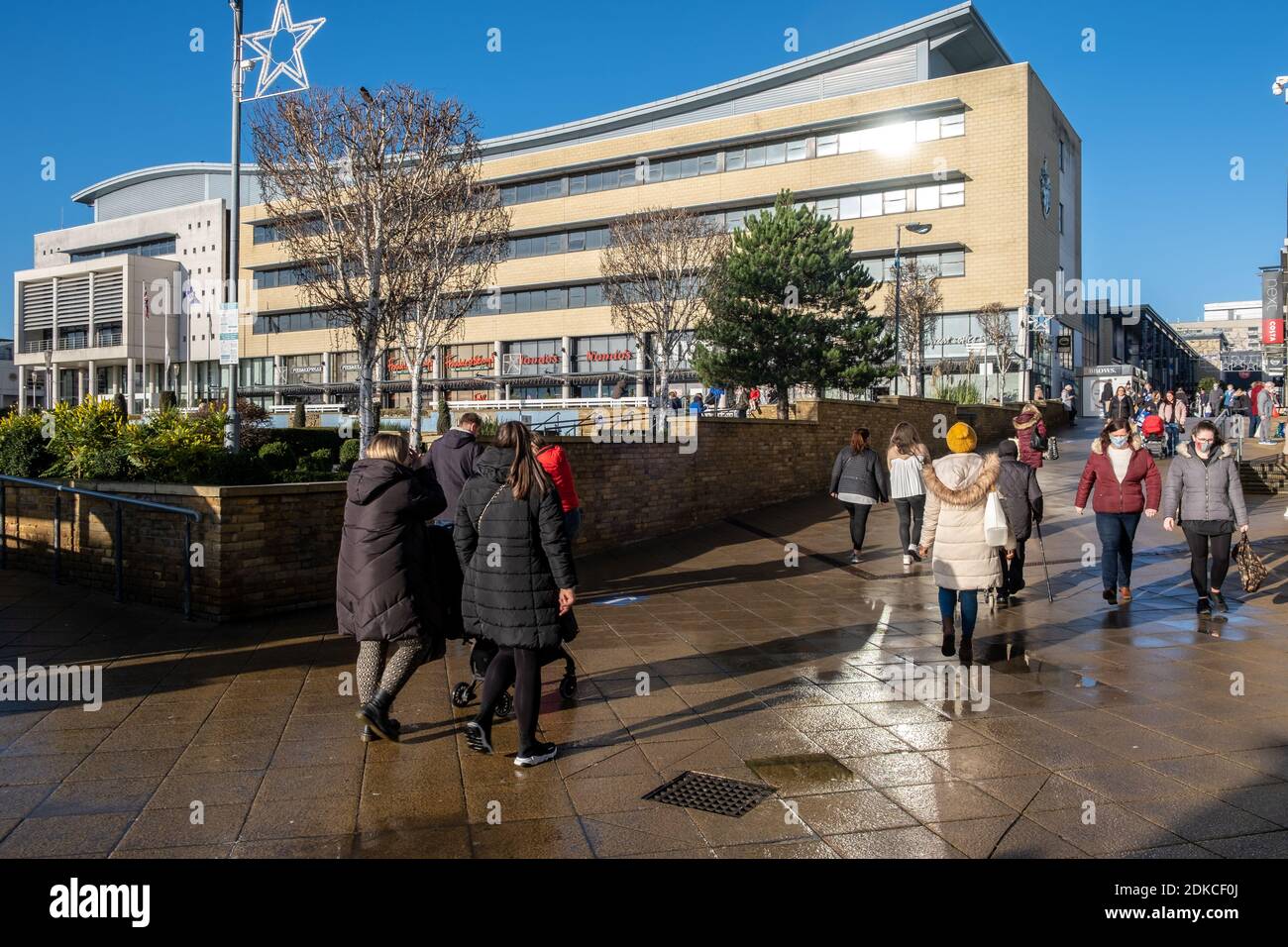Harlow, Essex, Inghilterra. 12 dicembre 2020. Shoppers nel centro di Harlow Town davanti alla città di Essex che si sposta alle restrizioni di livello 3 dal 16 dicembre 2020 - fotografo : Brian Duffy Foto Stock