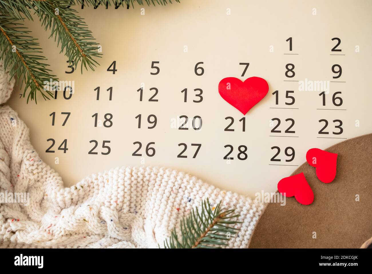 Foglio di calendario parete con contrassegno rosso del cuore su 14 Febbraio - San Valentino Foto Stock