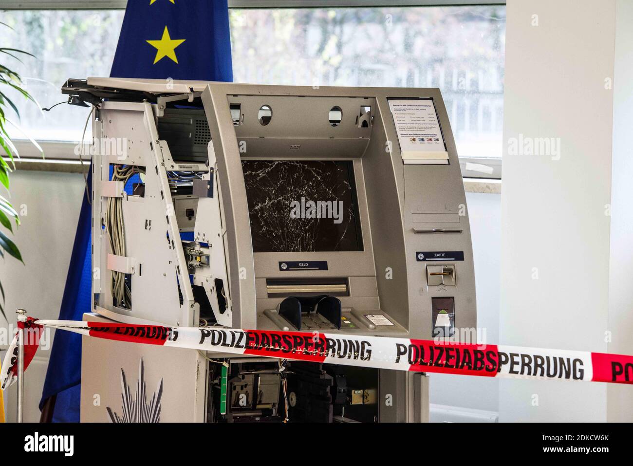 15 dicembre 2020, Monaco, Baviera, Germania: Una macchina ATM (bancomat, Geldautomat) che è stata fatta saltare in aria da un gruppo criminale e il denaro rimosso. Insieme al PrÃ¤sident des Bayerischen Landeskriminalamts (Ufficio del crimine bavarese), Harald Pickert, und dem Generalstaatsanwalt a MÃ¼nchen, Reinhard RÃ¶tle, il ministro degli interni bavarese Joachim Herrmann e il ministro della Giustizia George Eisenreich hanno pubblicato il rapporto "Gemeinsame Lagebild Justiz/Polizei Organizierte KriminalitÃ¤sulla giustizia organizzata" 2019. È stata evidenziata la criminalità nel bor di Germanyâ€™ Foto Stock