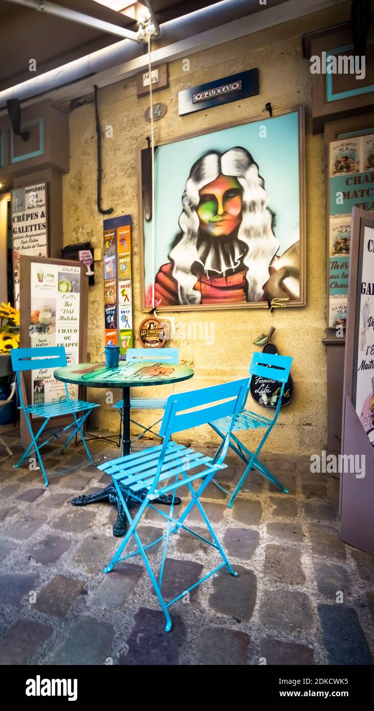 Caffè nella storica città vecchia di Pézenas in estate. Costruito intorno al XVI secolo. Foto Stock