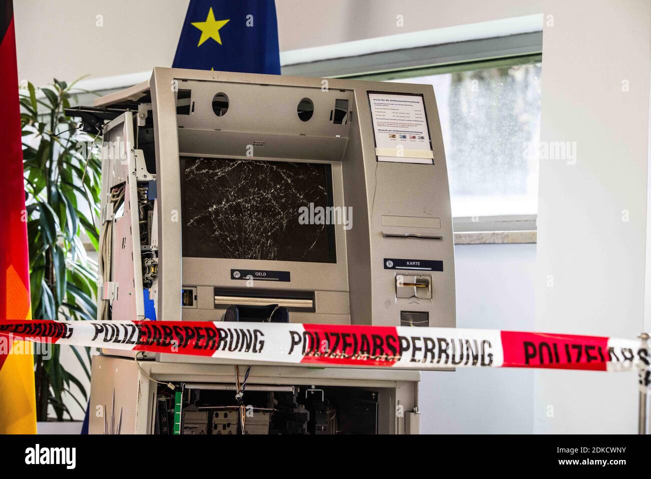 15 dicembre 2020, Monaco, Baviera, Germania: Una macchina ATM (bancomat, Geldautomat) che è stata fatta saltare in aria da un gruppo criminale e il denaro rimosso. Insieme al PrÃ¤sident des Bayerischen Landeskriminalamts (Ufficio del crimine bavarese), Harald Pickert, und dem Generalstaatsanwalt a MÃ¼nchen, Reinhard RÃ¶tle, il ministro degli interni bavarese Joachim Herrmann e il ministro della Giustizia George Eisenreich hanno pubblicato il rapporto "Gemeinsame Lagebild Justiz/Polizei Organizierte KriminalitÃ¤sulla giustizia organizzata" 2019. È stata evidenziata la criminalità nel bor di Germanyâ€™ Foto Stock