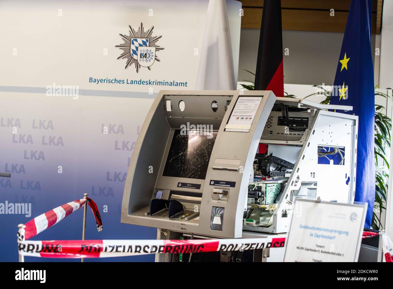 15 dicembre 2020, Monaco, Baviera, Germania: Una macchina ATM (bancomat, Geldautomat) che è stata fatta saltare in aria da un gruppo criminale e il denaro rimosso. Insieme al PrÃ¤sident des Bayerischen Landeskriminalamts (Ufficio del crimine bavarese), Harald Pickert, und dem Generalstaatsanwalt a MÃ¼nchen, Reinhard RÃ¶tle, il ministro degli interni bavarese Joachim Herrmann e il ministro della Giustizia George Eisenreich hanno pubblicato il rapporto "Gemeinsame Lagebild Justiz/Polizei Organizierte KriminalitÃ¤sulla giustizia organizzata" 2019. È stata evidenziata la criminalità nel bor di Germanyâ€™ Foto Stock