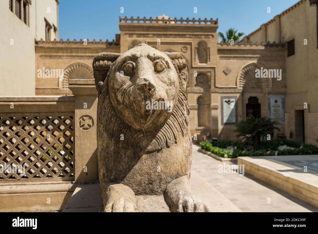 Statua del Leone di fronte al Museo copto del Cairo, Egitto, con la più grande collezione di manufatti egiziani cristiani al mondo. Fondata da Marcus Sima Foto Stock