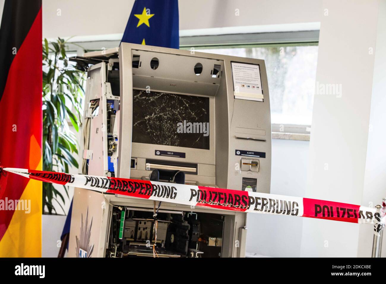 Monaco, Baviera, Germania. 15 Dic 2020. Una macchina ATM (bancomat, Geldautomat) che è stata fatta saltare in aria da un gruppo criminale e il denaro rimosso. Insieme al PrÃ¤sident des Bayerischen Landeskriminalamts (Ufficio del crimine bavarese), Harald Pickert, und dem Generalstaatsanwalt a MÃ¼nchen, Reinhard RÃ¶tle, il ministro degli interni bavarese Joachim Herrmann e il ministro della Giustizia George Eisenreich hanno pubblicato il rapporto "Gemeinsame Lagebild Justiz/Polizei Organizierte KriminalitÃ¤sulla giustizia organizzata" 2019. La criminalità è stata messa in evidenza nel bor tedesco Foto Stock