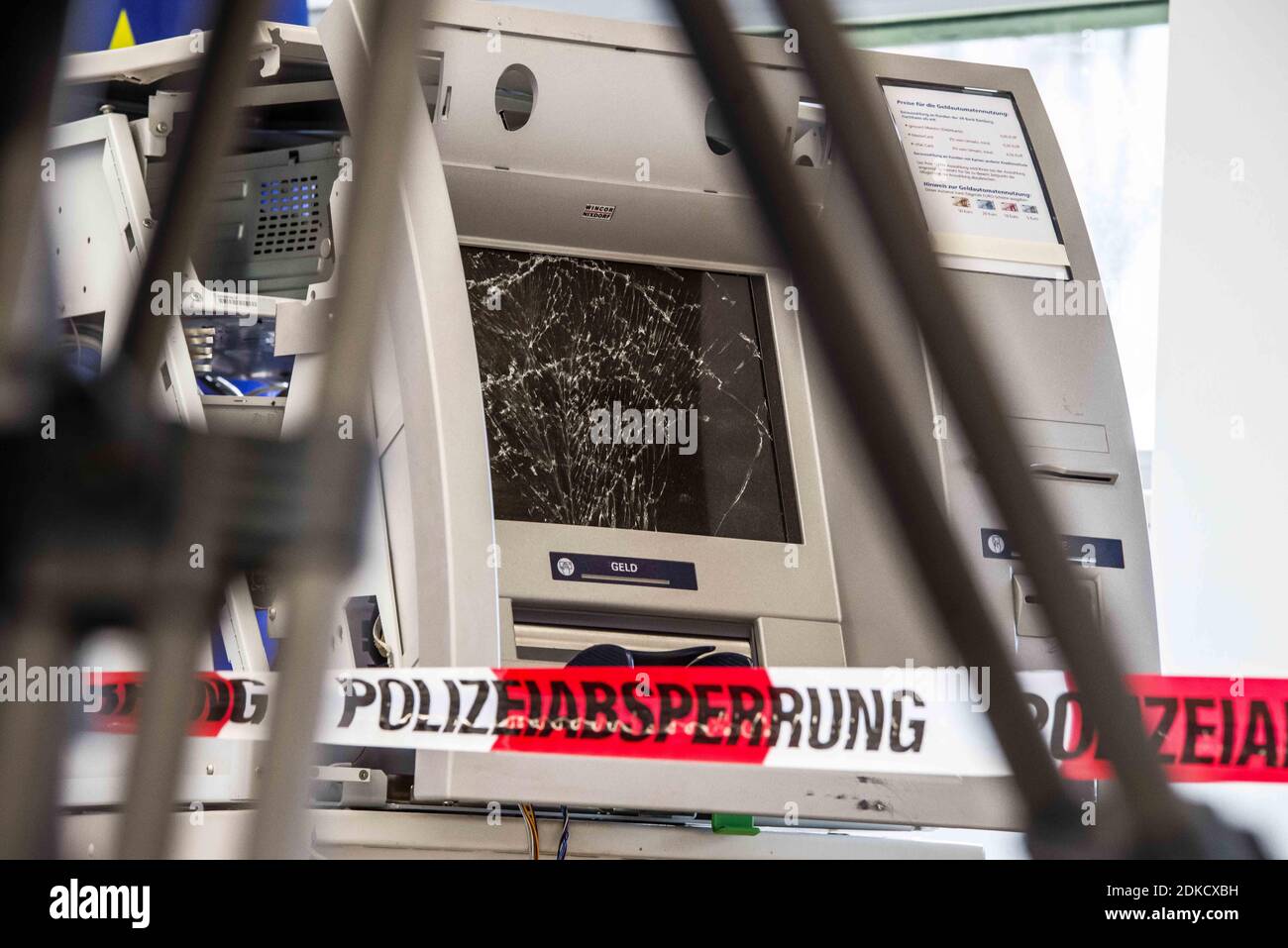 Monaco, Baviera, Germania. 15 Dic 2020. Una macchina ATM (bancomat, Geldautomat) che è stata fatta saltare in aria da un gruppo criminale e il denaro rimosso. Insieme al PrÃ¤sident des Bayerischen Landeskriminalamts (Ufficio del crimine bavarese), Harald Pickert, und dem Generalstaatsanwalt a MÃ¼nchen, Reinhard RÃ¶tle, il ministro degli interni bavarese Joachim Herrmann e il ministro della Giustizia George Eisenreich hanno pubblicato il rapporto "Gemeinsame Lagebild Justiz/Polizei Organizierte KriminalitÃ¤sulla giustizia organizzata" 2019. La criminalità è stata messa in evidenza nel bor tedesco Foto Stock