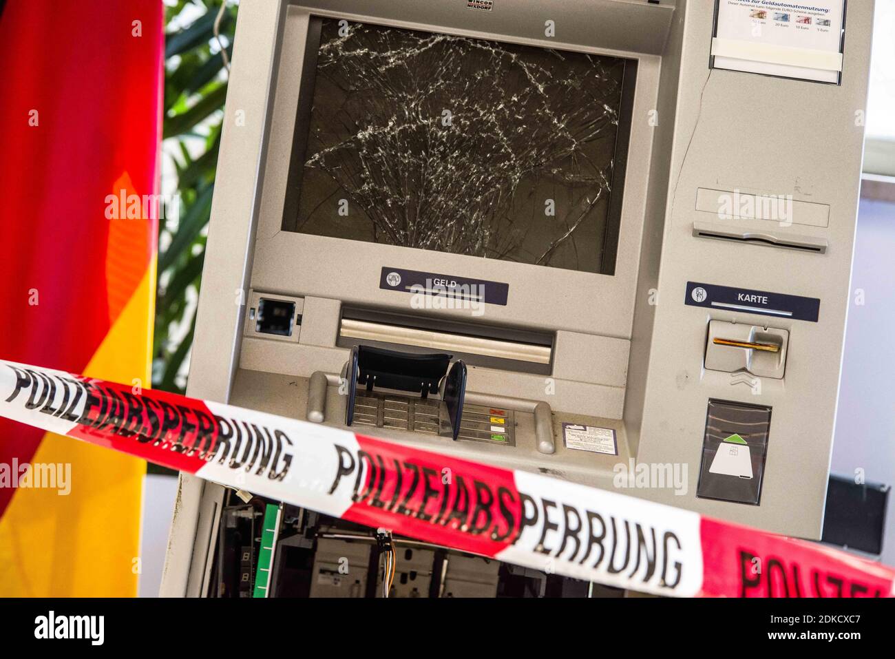 Monaco, Baviera, Germania. 15 Dic 2020. Una macchina ATM (bancomat, Geldautomat) che è stata fatta saltare in aria da un gruppo criminale e il denaro rimosso. Insieme al PrÃ¤sident des Bayerischen Landeskriminalamts (Ufficio del crimine bavarese), Harald Pickert, und dem Generalstaatsanwalt a MÃ¼nchen, Reinhard RÃ¶tle, il ministro degli interni bavarese Joachim Herrmann e il ministro della Giustizia George Eisenreich hanno pubblicato il rapporto "Gemeinsame Lagebild Justiz/Polizei Organizierte KriminalitÃ¤sulla giustizia organizzata" 2019. La criminalità è stata messa in evidenza nel bor tedesco Foto Stock