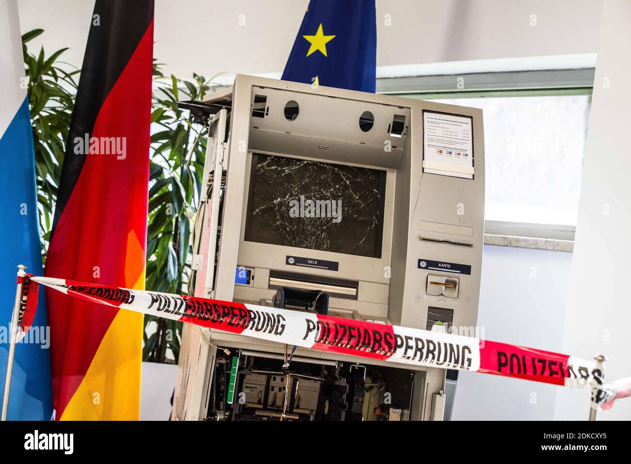 Monaco, Baviera, Germania. 15 Dic 2020. Una macchina ATM (bancomat, Geldautomat) che è stata fatta saltare in aria da un gruppo criminale e il denaro rimosso. Insieme al PrÃ¤sident des Bayerischen Landeskriminalamts (Ufficio del crimine bavarese), Harald Pickert, und dem Generalstaatsanwalt a MÃ¼nchen, Reinhard RÃ¶tle, il ministro degli interni bavarese Joachim Herrmann e il ministro della Giustizia George Eisenreich hanno pubblicato il rapporto "Gemeinsame Lagebild Justiz/Polizei Organizierte KriminalitÃ¤sulla giustizia organizzata" 2019. La criminalità è stata messa in evidenza nel bor tedesco Foto Stock