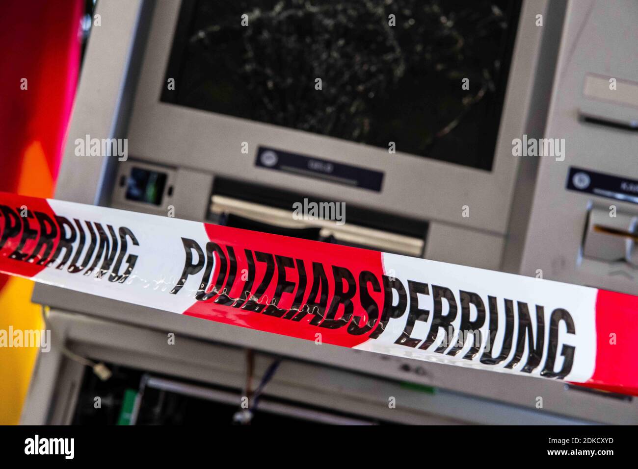 Monaco, Baviera, Germania. 15 Dic 2020. Una macchina ATM (bancomat, Geldautomat) che è stata fatta saltare in aria da un gruppo criminale e il denaro rimosso. Insieme al PrÃ¤sident des Bayerischen Landeskriminalamts (Ufficio del crimine bavarese), Harald Pickert, und dem Generalstaatsanwalt a MÃ¼nchen, Reinhard RÃ¶tle, il ministro degli interni bavarese Joachim Herrmann e il ministro della Giustizia George Eisenreich hanno pubblicato il rapporto "Gemeinsame Lagebild Justiz/Polizei Organizierte KriminalitÃ¤sulla giustizia organizzata" 2019. La criminalità è stata messa in evidenza nel bor tedesco Foto Stock