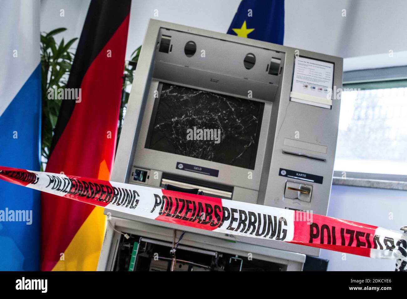 Monaco, Baviera, Germania. 15 Dic 2020. Una macchina ATM (bancomat, Geldautomat) che è stata fatta saltare in aria da un gruppo criminale e il denaro rimosso. Insieme al PrÃ¤sident des Bayerischen Landeskriminalamts (Ufficio del crimine bavarese), Harald Pickert, und dem Generalstaatsanwalt a MÃ¼nchen, Reinhard RÃ¶tle, il ministro degli interni bavarese Joachim Herrmann e il ministro della Giustizia George Eisenreich hanno pubblicato il rapporto "Gemeinsame Lagebild Justiz/Polizei Organizierte KriminalitÃ¤sulla giustizia organizzata" 2019. La criminalità è stata messa in evidenza nel bor tedesco Foto Stock