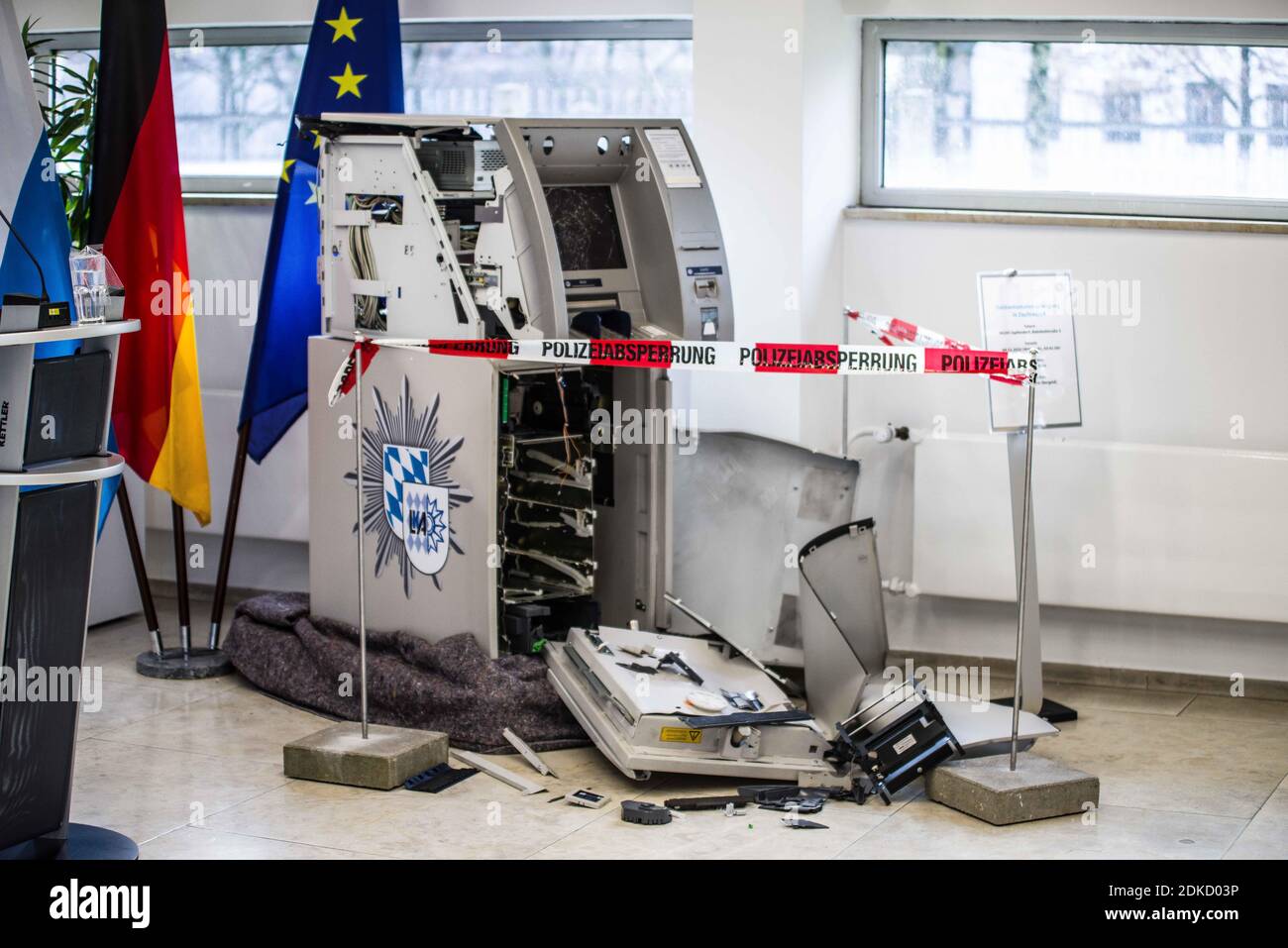 Monaco, Baviera, Germania. 15 Dic 2020. Una macchina ATM (bancomat, Geldautomat) che è stata fatta saltare in aria da un gruppo criminale e il denaro rimosso. Insieme al PrÃ¤sident des Bayerischen Landeskriminalamts (Ufficio del crimine bavarese), Harald Pickert, und dem Generalstaatsanwalt a MÃ¼nchen, Reinhard RÃ¶tle, il ministro degli interni bavarese Joachim Herrmann e il ministro della Giustizia George Eisenreich hanno pubblicato il rapporto "Gemeinsame Lagebild Justiz/Polizei Organizierte KriminalitÃ¤sulla giustizia organizzata" 2019. La criminalità è stata messa in evidenza nel bor tedesco Foto Stock