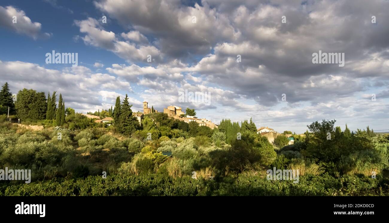 Vista di Montouliers in estate. Foto Stock