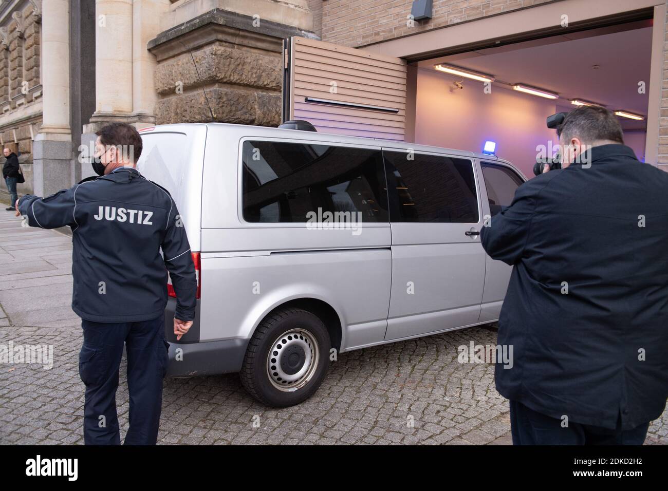 Dresda, Germania. 15 Dic 2020. Un veicolo di polizia che trasporta un sospetto nel caso di furto Green Vault ART entra nel centro di giustizia. L'auspicato gemello di 21 anni di un clan berlinese di origine araba è stato arrestato da una squadra di operazioni speciali (SEK) dell'Ufficio di polizia criminale di Stato (LKA) a Berlino-Neukölln il 14 dicembre 2020. Credit: Sebastian Kahnert/dpa-Zentralbild/dpa/Alamy Live News Foto Stock