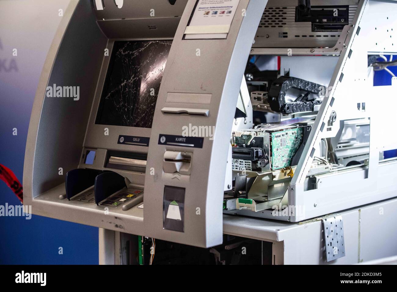 Monaco, Baviera, Germania. 15 Dic 2020. Una macchina ATM (bancomat, Geldautomat) che è stata fatta saltare in aria da un gruppo criminale e il denaro rimosso. Insieme al PrÃ¤sident des Bayerischen Landeskriminalamts (Ufficio del crimine bavarese), Harald Pickert, und dem Generalstaatsanwalt a MÃ¼nchen, Reinhard RÃ¶tle, il ministro degli interni bavarese Joachim Herrmann e il ministro della Giustizia George Eisenreich hanno pubblicato il rapporto "Gemeinsame Lagebild Justiz/Polizei Organizierte KriminalitÃ¤sulla giustizia organizzata" 2019. La criminalità è stata messa in evidenza nel bor tedesco Foto Stock