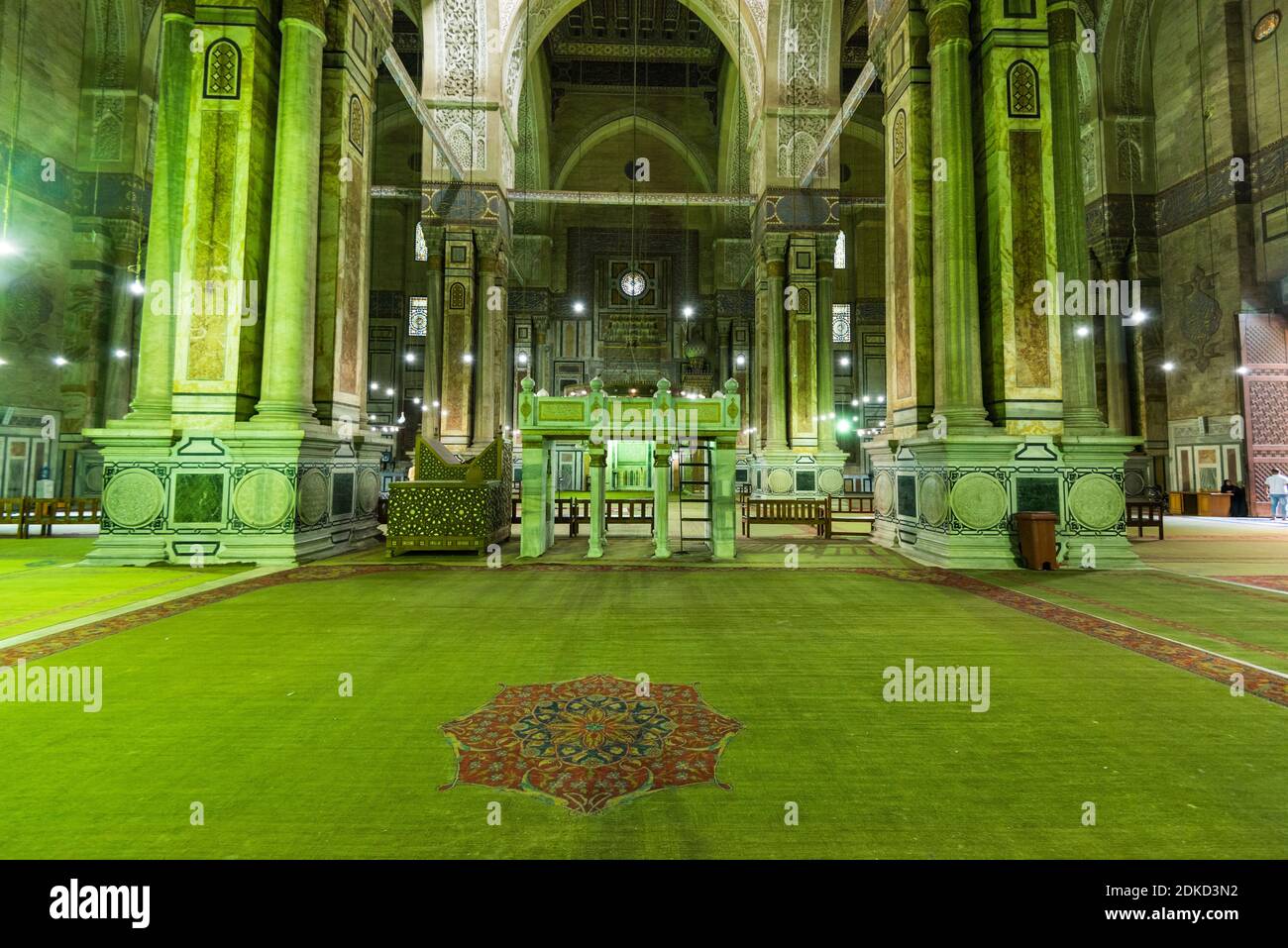 Interni della Moschea di al Rifai (al-Refai, al-Refaa'i o la Moschea Refaai), adiacente alla Cittadella del Cairo in Egitto, di fronte alla Moschea-Madrasa o Foto Stock