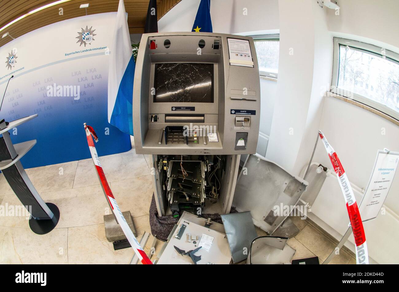 Monaco, Baviera, Germania. 15 Dic 2020. Una macchina ATM (bancomat, Geldautomat) che è stata fatta saltare in aria da un gruppo criminale e il denaro rimosso. Insieme al PrÃ¤sident des Bayerischen Landeskriminalamts (Ufficio del crimine bavarese), Harald Pickert, und dem Generalstaatsanwalt a MÃ¼nchen, Reinhard RÃ¶tle, il ministro degli interni bavarese Joachim Herrmann e il ministro della Giustizia George Eisenreich hanno pubblicato il rapporto "Gemeinsame Lagebild Justiz/Polizei Organizierte KriminalitÃ¤sulla giustizia organizzata" 2019. La criminalità è stata messa in evidenza nel bor tedesco Foto Stock