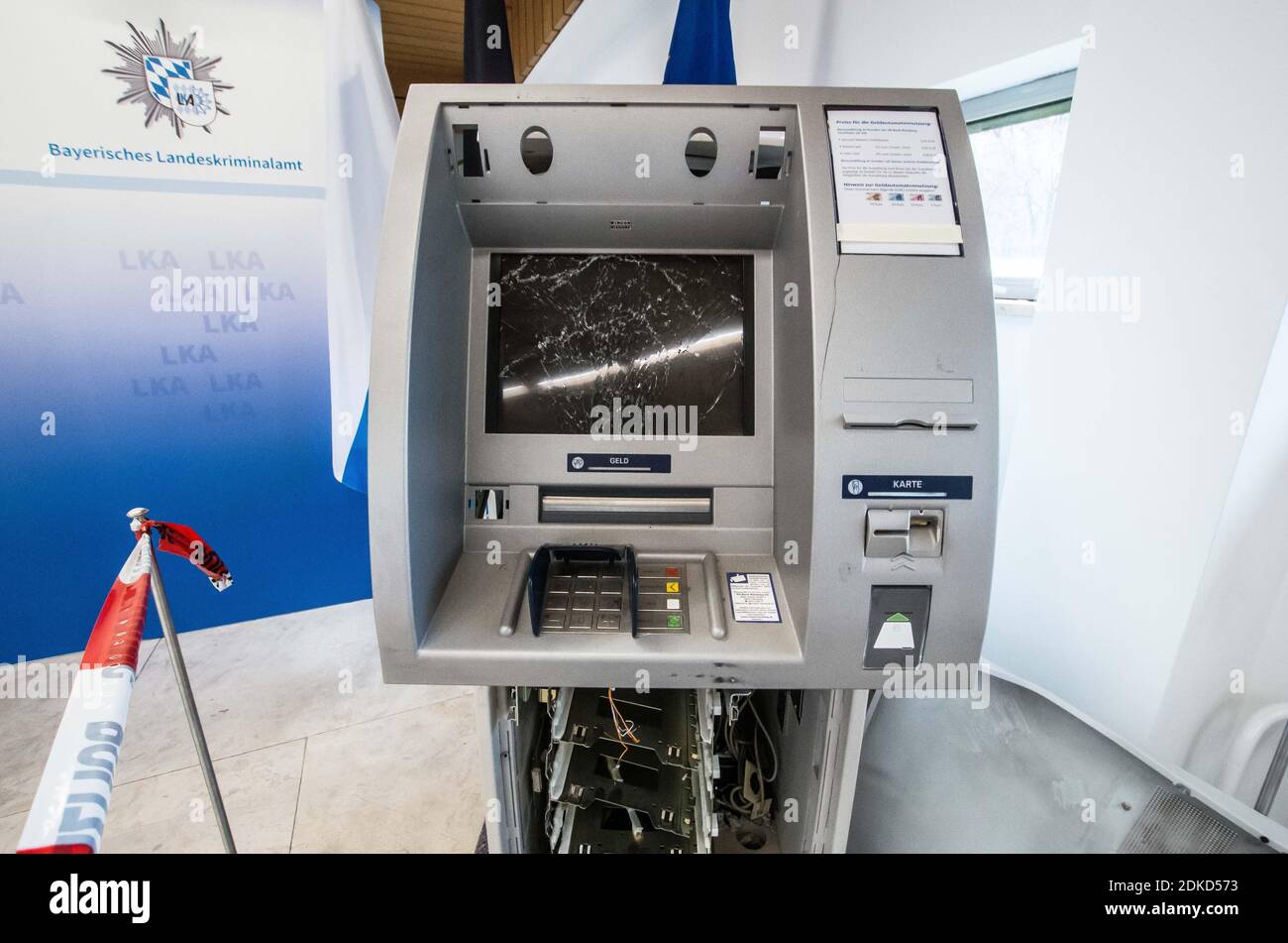 Monaco, Baviera, Germania. 15 Dic 2020. Una macchina ATM (bancomat, Geldautomat) che è stata fatta saltare in aria da un gruppo criminale e il denaro rimosso. Insieme al PrÃ¤sident des Bayerischen Landeskriminalamts (Ufficio del crimine bavarese), Harald Pickert, und dem Generalstaatsanwalt a MÃ¼nchen, Reinhard RÃ¶tle, il ministro degli interni bavarese Joachim Herrmann e il ministro della Giustizia George Eisenreich hanno pubblicato il rapporto "Gemeinsame Lagebild Justiz/Polizei Organizierte KriminalitÃ¤sulla giustizia organizzata" 2019. La criminalità è stata messa in evidenza nel bor tedesco Foto Stock