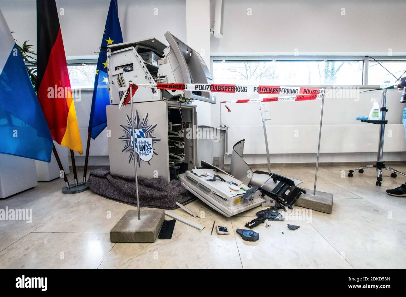 Monaco, Baviera, Germania. 15 Dic 2020. Una macchina ATM (bancomat, Geldautomat) che è stata fatta saltare in aria da un gruppo criminale e il denaro rimosso. Insieme al PrÃ¤sident des Bayerischen Landeskriminalamts (Ufficio del crimine bavarese), Harald Pickert, und dem Generalstaatsanwalt a MÃ¼nchen, Reinhard RÃ¶tle, il ministro degli interni bavarese Joachim Herrmann e il ministro della Giustizia George Eisenreich hanno pubblicato il rapporto "Gemeinsame Lagebild Justiz/Polizei Organizierte KriminalitÃ¤sulla giustizia organizzata" 2019. La criminalità è stata messa in evidenza nel bor tedesco Foto Stock