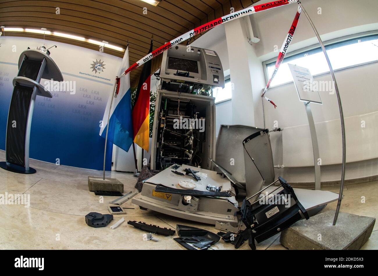 Monaco, Baviera, Germania. 15 Dic 2020. Una macchina ATM (bancomat, Geldautomat) che è stata fatta saltare in aria da un gruppo criminale e il denaro rimosso. Insieme al PrÃ¤sident des Bayerischen Landeskriminalamts (Ufficio del crimine bavarese), Harald Pickert, und dem Generalstaatsanwalt a MÃ¼nchen, Reinhard RÃ¶tle, il ministro degli interni bavarese Joachim Herrmann e il ministro della Giustizia George Eisenreich hanno pubblicato il rapporto "Gemeinsame Lagebild Justiz/Polizei Organizierte KriminalitÃ¤sulla giustizia organizzata" 2019. La criminalità è stata messa in evidenza nel bor tedesco Foto Stock