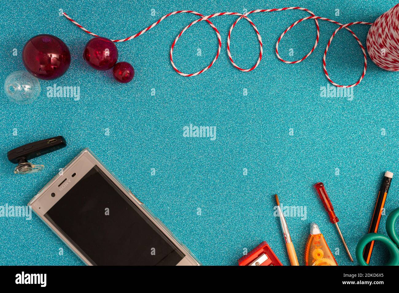 La Navidad reflejada en fondos con emocion en variados contextos de fondos y colores. Foto Stock