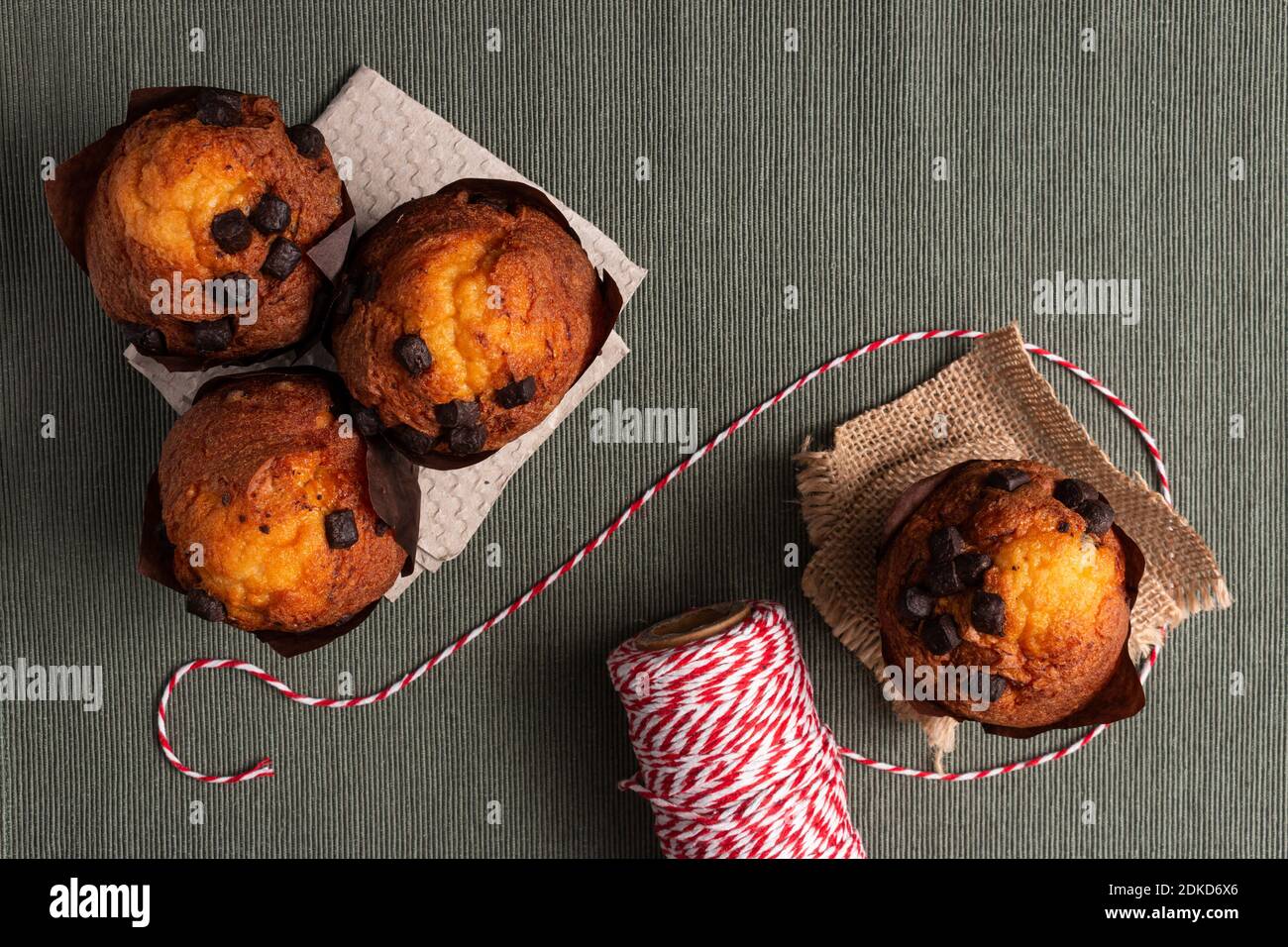 La Navidad reflejada en fondos con emocion en variados contextos de fondos y colores. Foto Stock