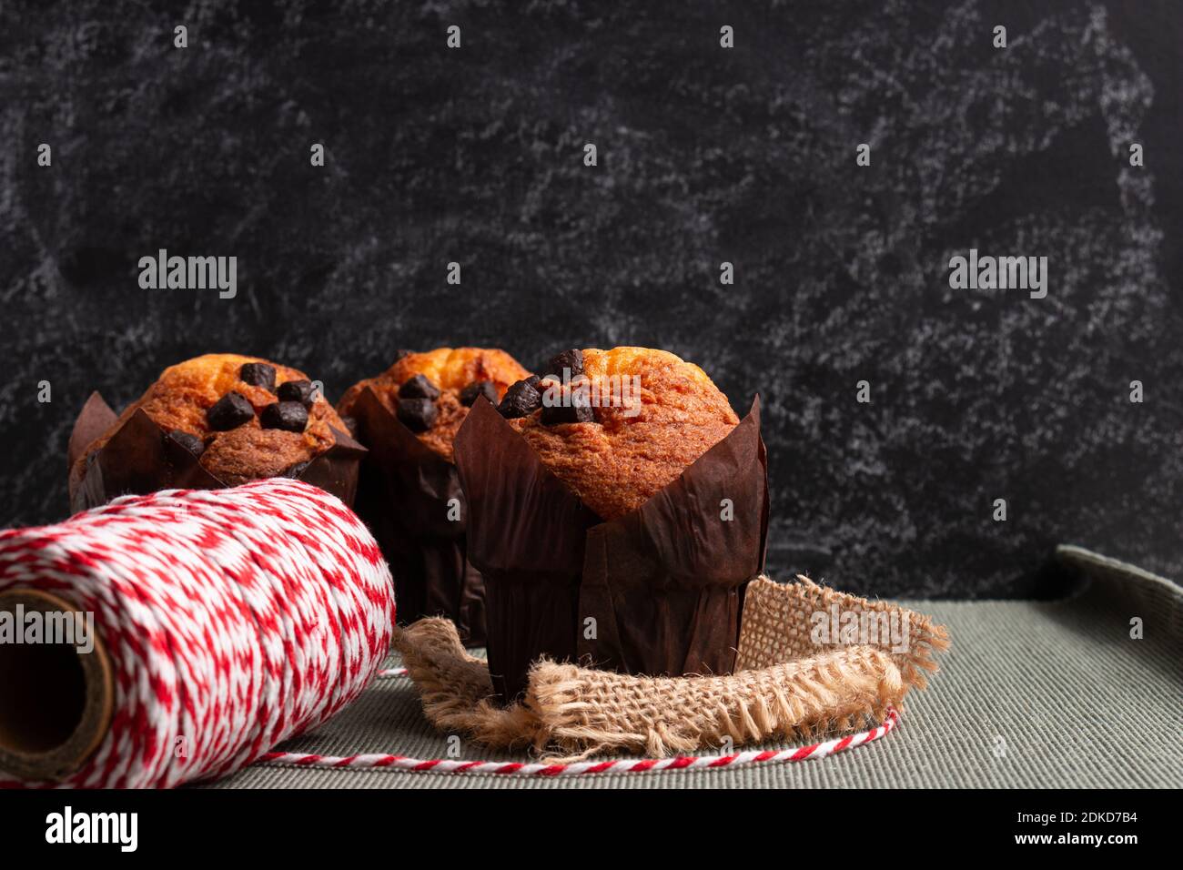 La Navidad reflejada en fondos con emocion en variados contextos de fondos y colores. Foto Stock
