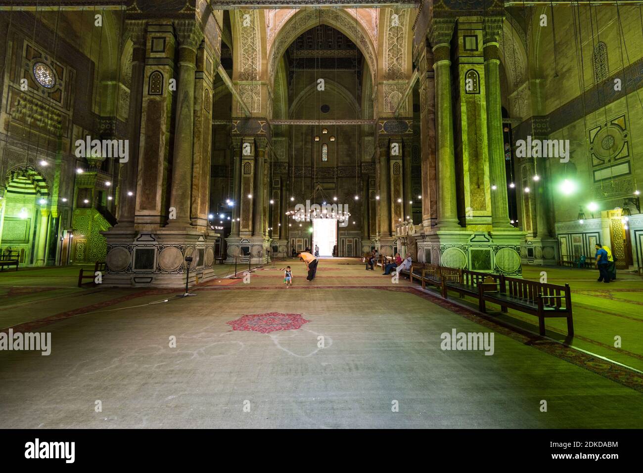 Interni della Moschea di al Rifai (al-Refai, al-Refaa'i o la Moschea Refaai), adiacente alla Cittadella del Cairo in Egitto, di fronte alla Moschea-Madrasa o Foto Stock