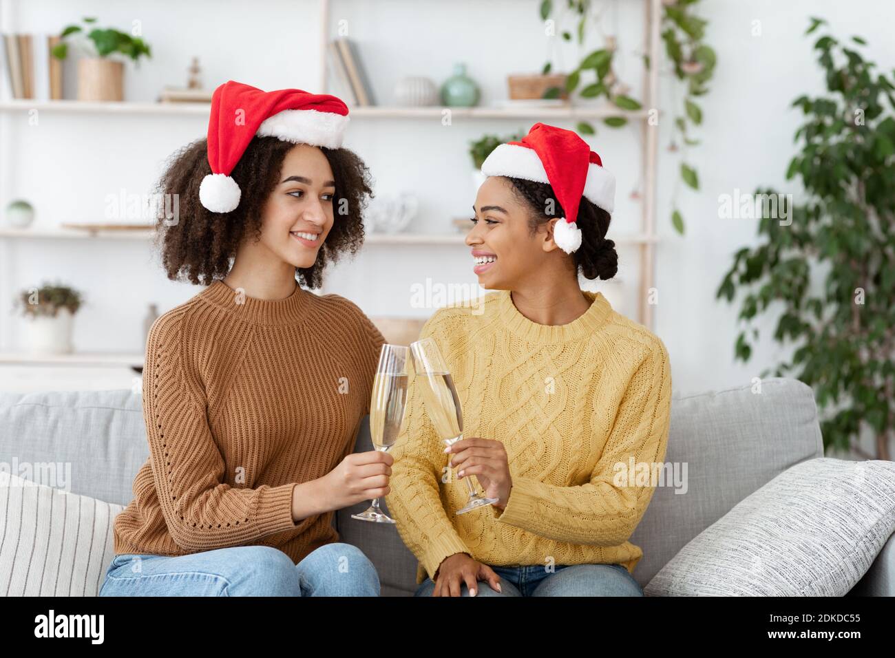 Soggiornate a casa con la famiglia o gli amici per festeggiare il Natale E Capodanno Foto Stock