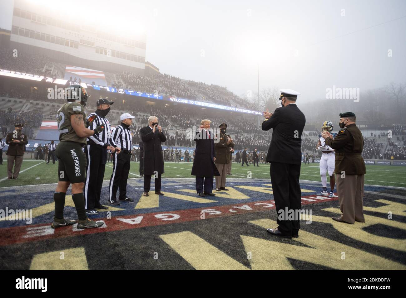 Il presidente degli Stati Uniti Donald Trump alza il pugno prima che la moneta lanciasse all'inizio della 121esima partita di football Army-Navy al Michie Stadium il 12 dicembre 2019 a West Point, New York. I Cavalieri neri dell'Esercito scutano i Midshipmen della Marina 15-0. Foto Stock