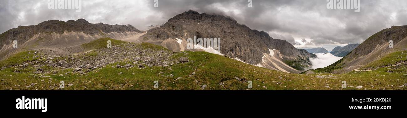 Il tratto di Adlerweg tra la Karwendelhaus e Birkkkkarspitze nel so-calledlauchkar nel Karwendel in cattive condizioni atmosferiche. Foto Stock