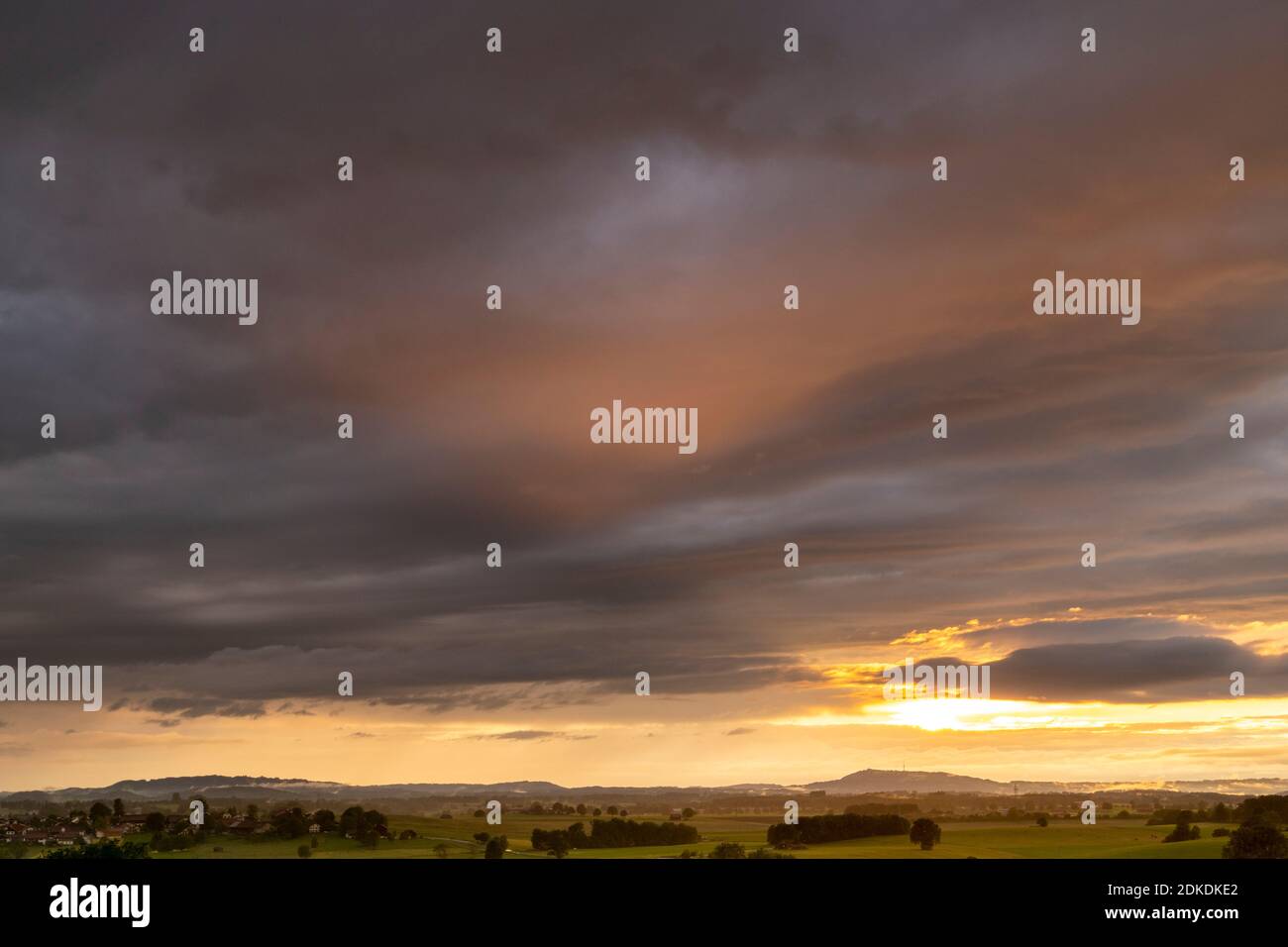 La Peißenberg vicino a Weilheim, nelle Prealpi Bavaresi, vista da una piccola collina durante il tramonto. Foto Stock