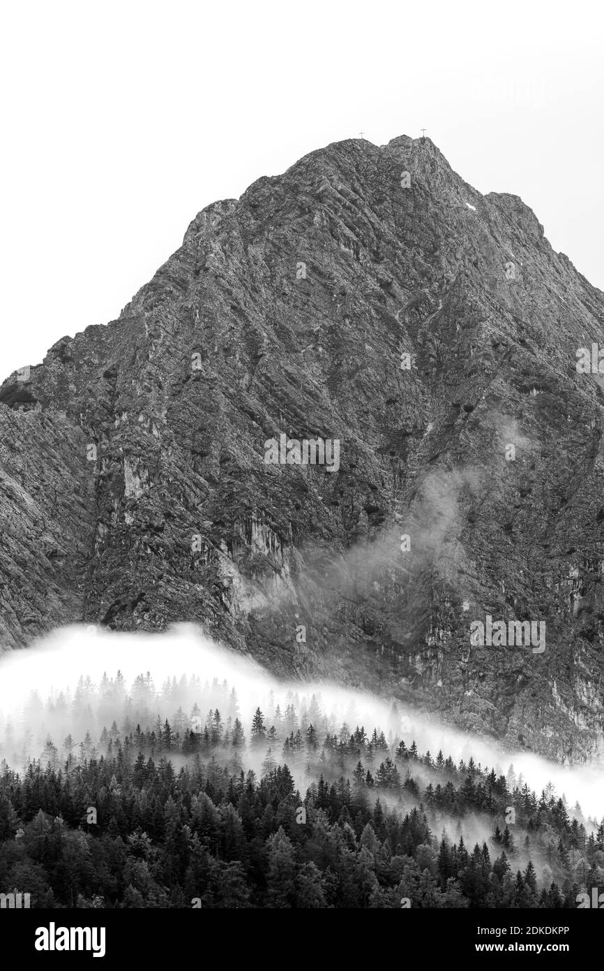 Il Wetterstein sopra Mittenwald e il Ferchensee con nebbia passante in bianco e nero Foto Stock