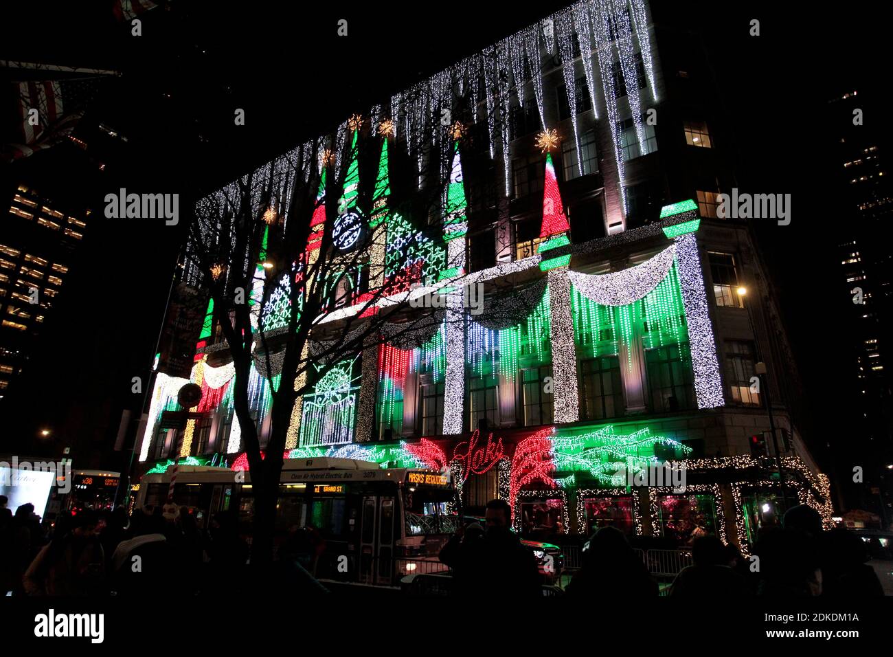 New York City, New York, Stati Uniti. 15 Dic 2020. Spettacolo di luci natalizie al negozio Saks Fifth Avenues di New York, famoso per le sue vetrine e le mostre natalizie. Normalmente imballato questo periodo dell'anno, la strada era in gran parte assente dei pedoni, con solo una manciata di persone che prendeva lo spettacolo a causa della pandemia del coronavirus. Credit: Adam Stoltman/Alamy Live News Foto Stock