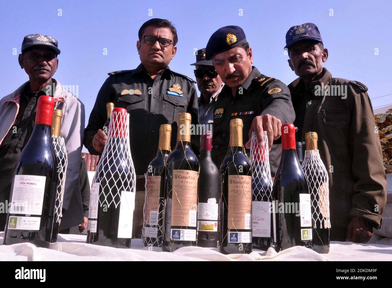 Il personale delle dogane sta esponendo una grande quantità di liquori sequestrati dall'India illegale, Gutka e altri oggetti recuperati dall'operazione di Squad anti-contrabbando su un rapporto di intelligence delle dogane durante la conferenza stampa tenutasi alla Custom House di Hyderabad martedì 15 dicembre 2020. Nel tentativo di accelerare la repressione contro i contrabbandieri e i venditori di merci contrabbandate, il Collegio doganale ha sequestrato prodotti da bagno, cosmetici, gutka e noci di betel indiani per un valore di 57 milioni di Rs57 negli ultimi sette giorni. Foto Stock